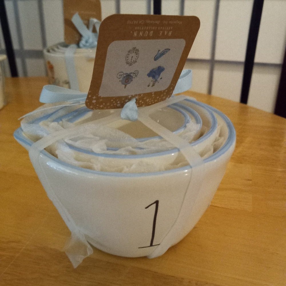Cinderella measuring cups - Picture 3 of 3
